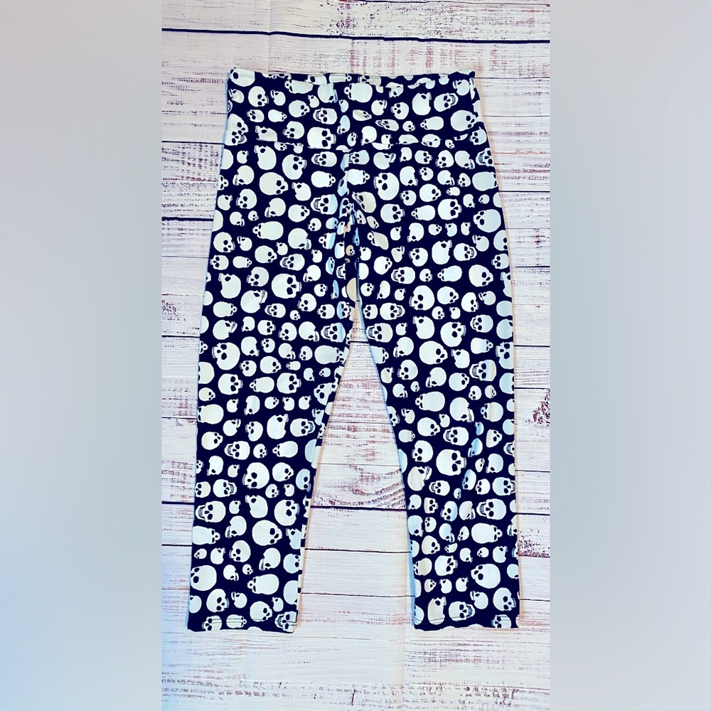Onzie skull leggings.  Lower calf length.  Unique & super cute!